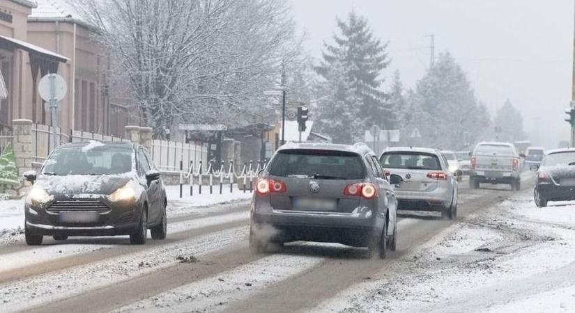 Oroszlányban nem bízzák a véletlenre - így várják a havat a gépek