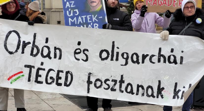 „Miért csináljuk? Dacból!” – százötvenedszerre is demonstráltak az oktatásért a „zebraszerdások”