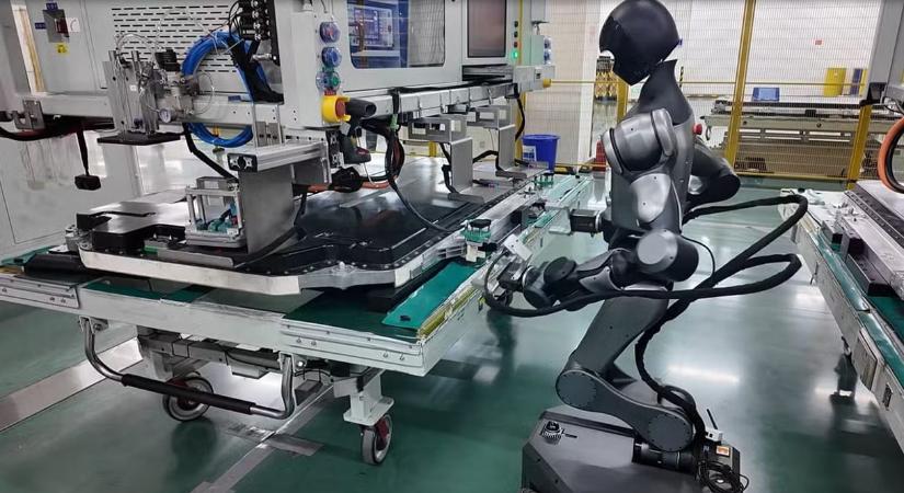 Humanoid robotok veszik át a munkát az emberektől a CATL egyik üzemében