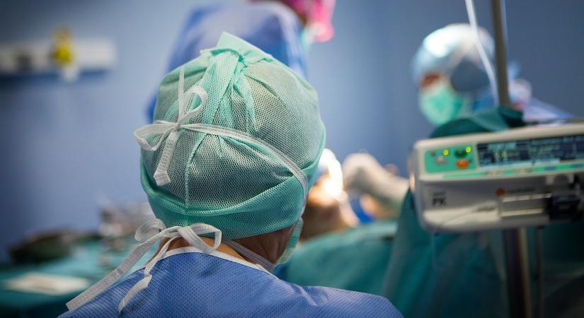 Életfogytiglanra ítélték a francia orvost, aki műtétek közben mérgezte meg betegeit