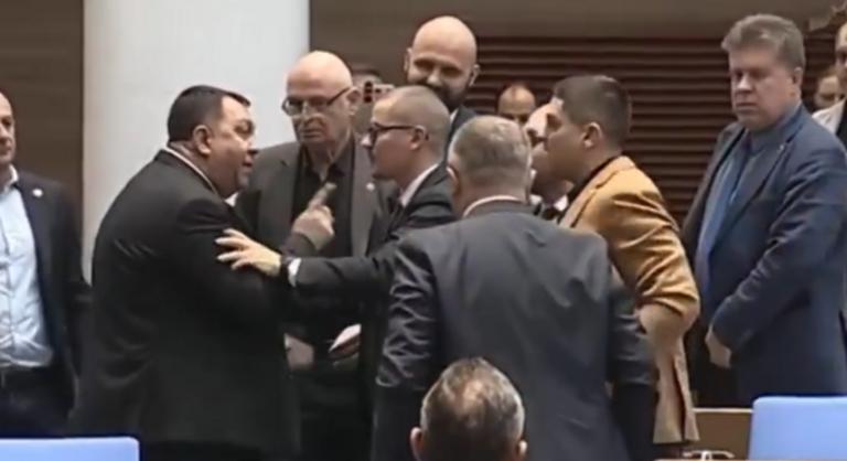 Óriási botrány Bulgáriában, verekedésig fajult a vita a parlamentben