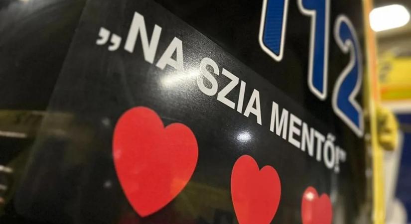 "NA SZIA MENTŐ" felirattal tiszteleg az OMSZ a 4 éves kisfiú előtt, aki megmentette az anyja életét