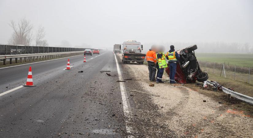 Súlyos baleset az M4-esen, kiderült kit kellett kórházba szállítani – galériával, videóval