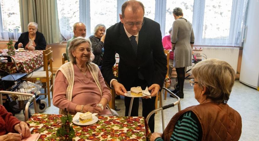 Horváth Jácint polgármester köszöntötte a Teleki utcai idősotthon lakóit