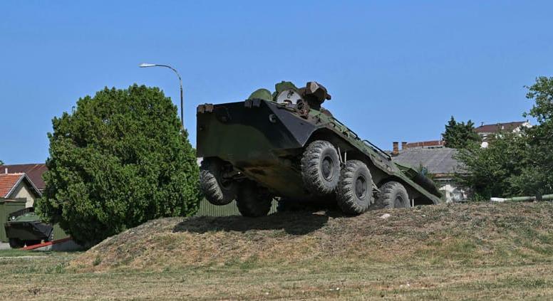 Hadházy kiderítette, hogy a kormány 66 harci járművet adott el Szerbiának "ócskavas áron"