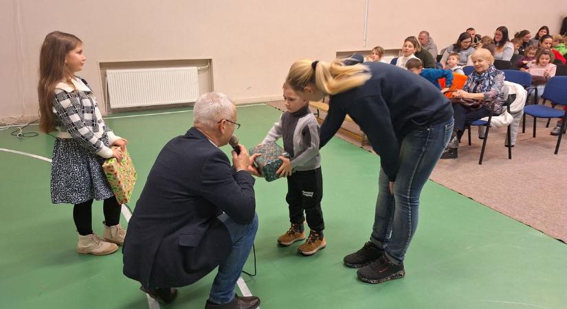 Először szervezték meg a karácsonyi cipősdoboz akciót, közel 100 gyermeknek okoztak örömöt vele