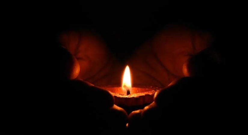 Tragikusan fiatalon elhunyt a híres brit színész