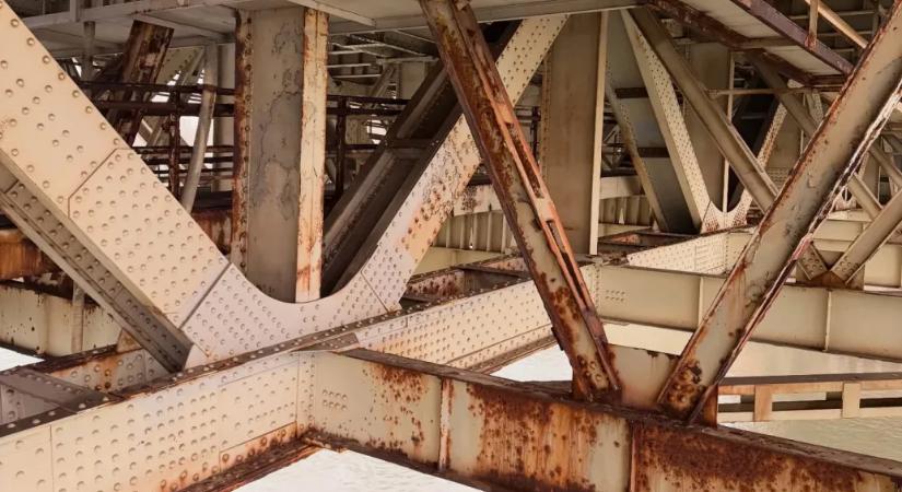 Vitézy Dávid megnézte a rozsdásodó Petőfi hidat, 2026 elején indul a felújítási tender