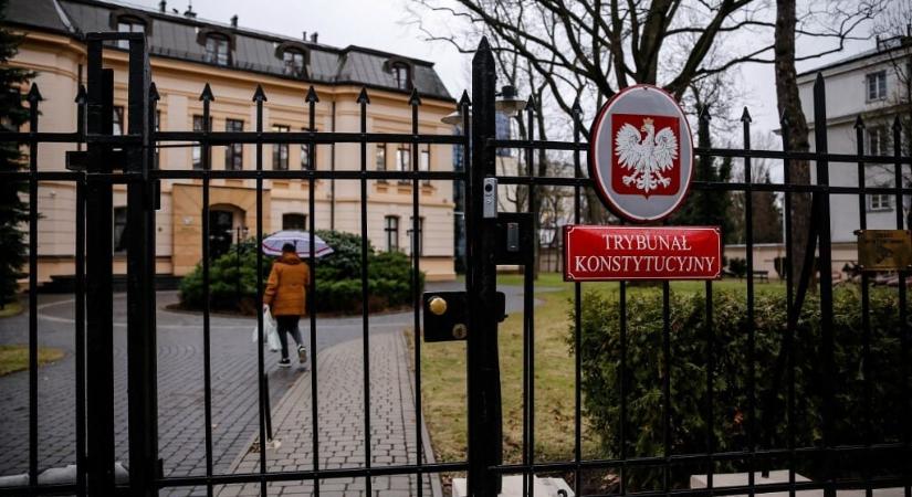 Az EU bírósága Lengyelországot oktatja jogállamiságra úgy, hogy Magyarország is megértse