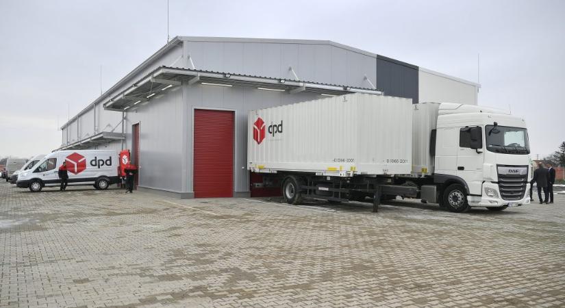 Kitálalt egy kisvállalkozó, mekkora kárt okoz nekik és a megrendelőiknek a DPD-s csomagmizéria