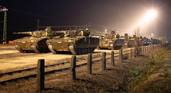 GYULAFIRÁTÓT – Gyalogsági harcjárművek a főutcán