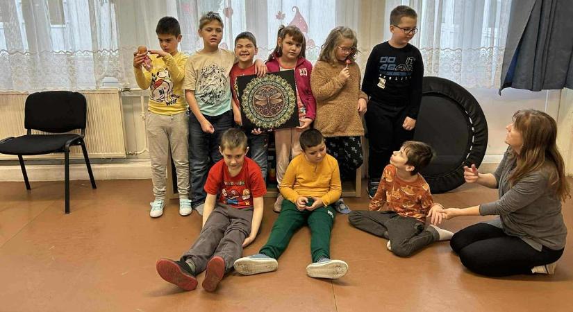 A FullAnyuuuu Mozgalom Tatabányára is elért - az Éltes Mátyás Iskola kapott adományokat