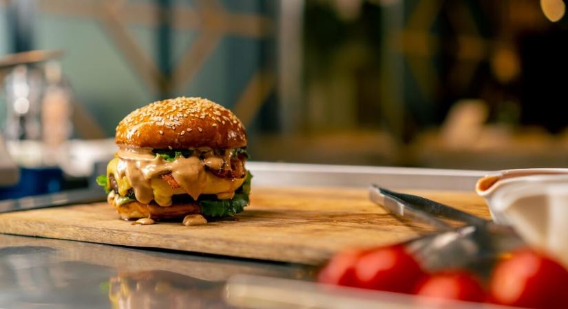 Órákkal a hamburger elfogyasztása után meghalt – sokkoló okot találtak az orvosok