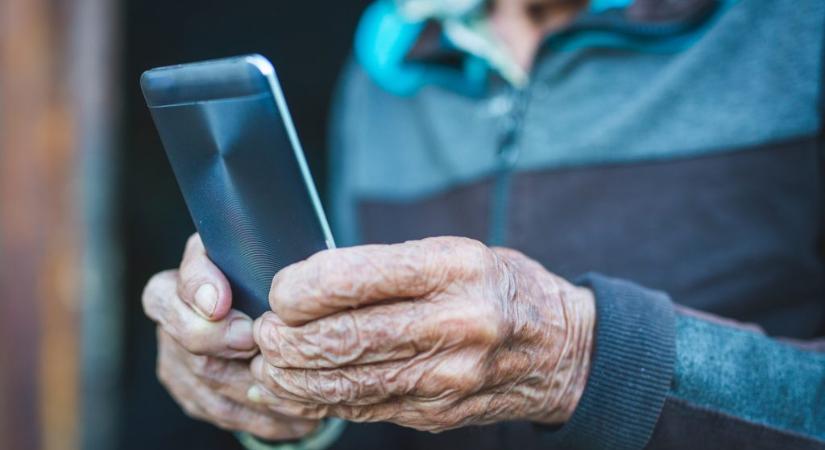 Egy 85 éves német nyugdíjas csapdát állított a telefonos csalónak, aki milliókkal akarta lehúzni