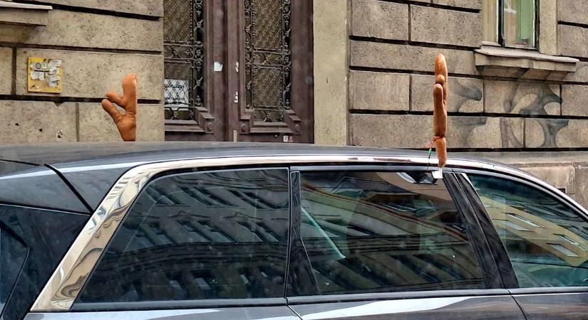 Szarvak és piros orr az autón? Szemet hunyhatnak a rendőrök, de büntethetnek is, mutatjuk, milyen esetekben