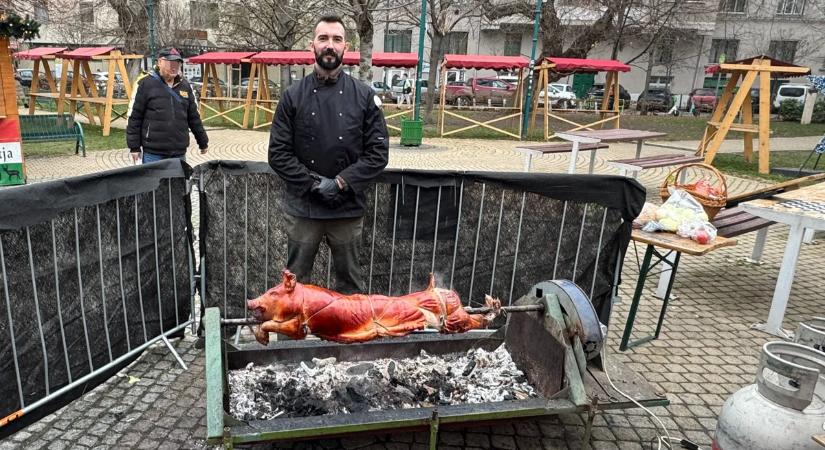 Vegánterror: Kordont kellett emelni az adventi vásáron a malacsütő köré