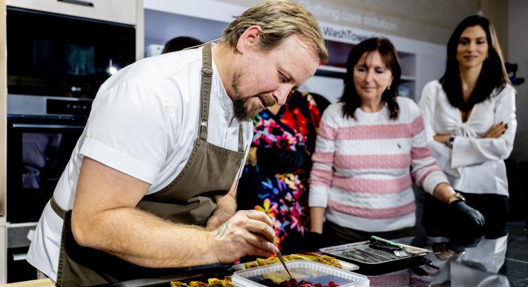 Szintet lépett az LG, Michelin-csillagos séffel mutatták be, mi vár ránk jövőre