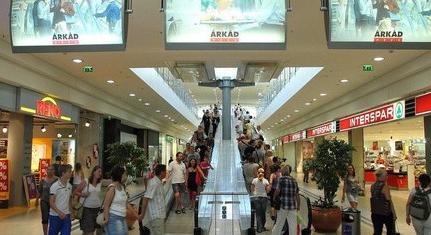 Hiába tűnnek zsúfoltnak a plázák, a magyar vásárlók továbbra is óvatosan és keveset költenek