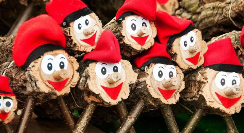 Verset szavaló lókoponyák, retekfigurák és ajándékot kakiló farönk: 6 eszement karácsonyi szokás a nagyvilágból