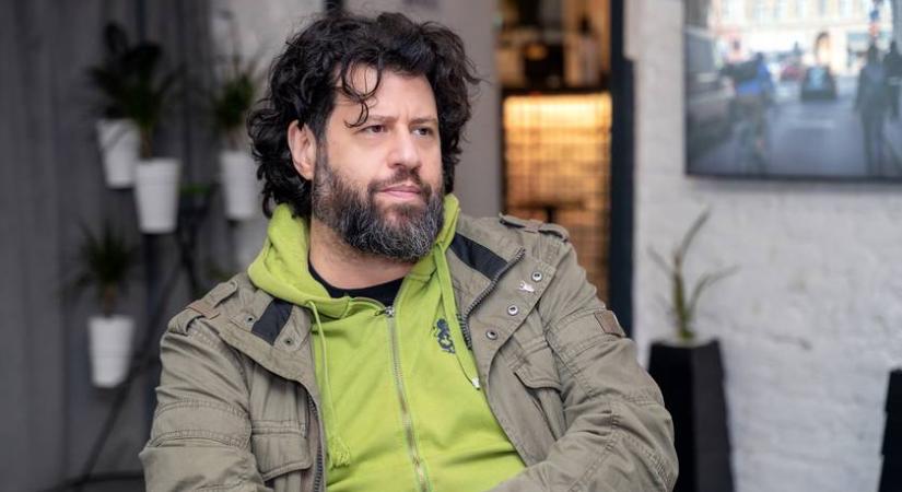 „Az embereknek nagyon nagy szükségük van arra, hogy egy segédsorsot éljenek a sajátjuk helyett” – Puzsér Róbert-interjú
