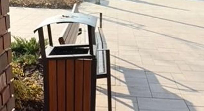 Kis híján tűz ütött ki egy szemeteskukában Szekszárdon – videó