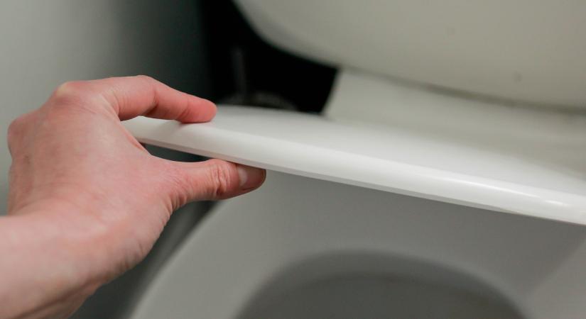 Egy apró mozdulat, nagy különbség: miért fontos mindig lecsukni a WC-fedelet?