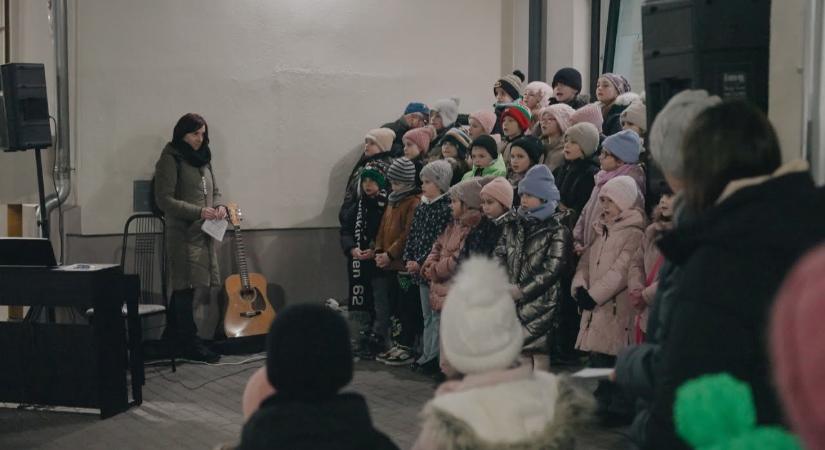 Adventi hangolódás a közösség jegyében a katolikus iskolában