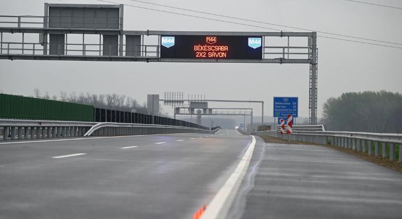 Ez már nem inflációkövetés, 54 százalékkal drágul az útdíj: azonnali segítséget várnak Orbán Viktortól – ez áll a levélben