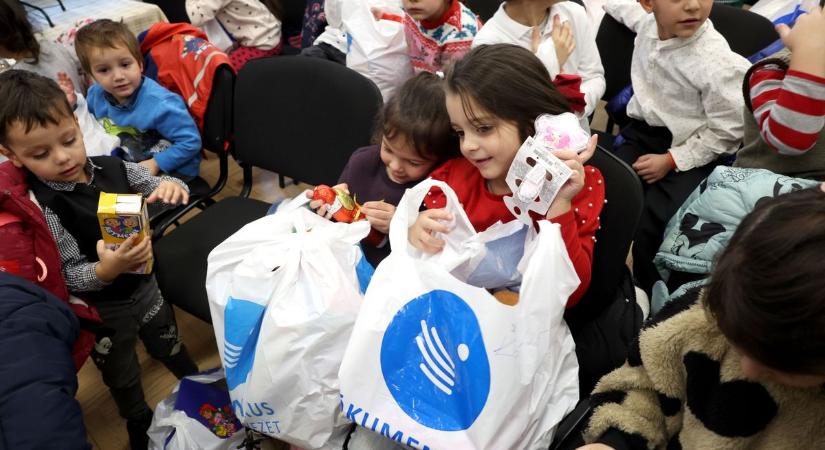 Több száz rászoruló gyermeknek varázsolták szebbé a karácsonyát a kaposváriak