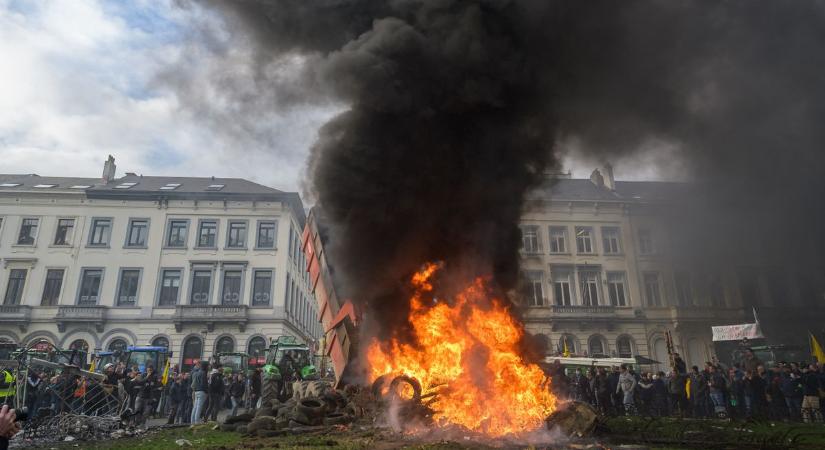 Brutális videót közölt Orbán Viktor a brüsszeli gazdatüntetésről: kő kövön nem maradt – Ursula von der Leyennek ebből most már értenie kell