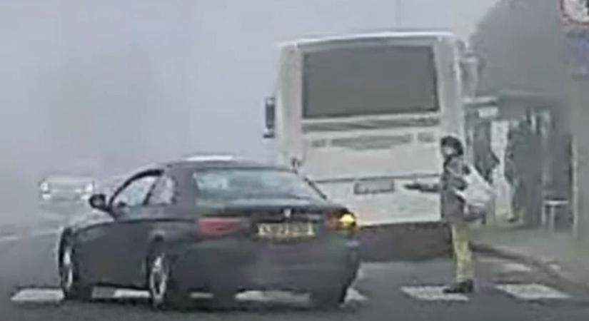 Majdnem elütötte a zebrán átkelő gyalogost (videó!)