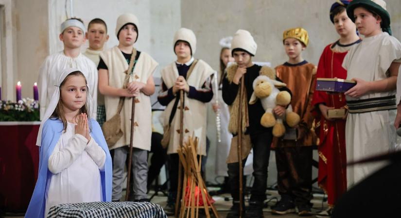 Betlehemes játékot is láthattak az egri kórház dolgozói a karácsonyi ünnepségen