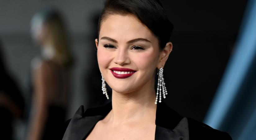Selena Gomez ruhája maga a karácsonyi álom: egyszerre nőies és ünnepi