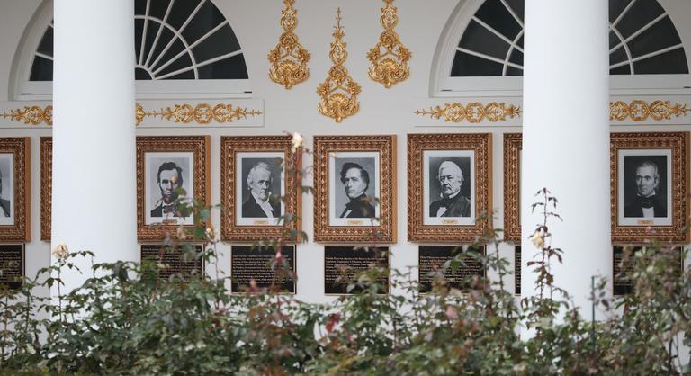 Szégyenfalat készített Donald Trump a Fehér Házban, brutálisan leszólta elődjeit