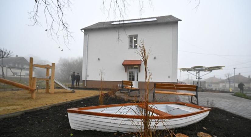 Itt szállt le a vonatról a Tüskevár főszereplője – újjászületett a vasúti ház a zalai településen (galéria, videó)