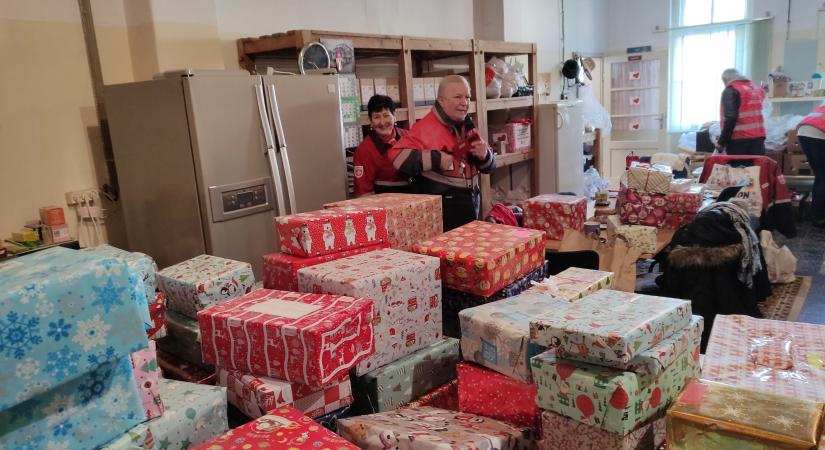 Kétszázhúsz cipősdoboz adományt osztott ma szét a Máltai Szeretetszolgálat Vásárhelyen