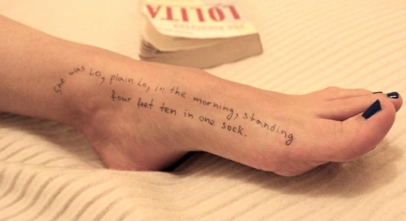 Bill Gates, Noam Chomsky és női testrészekre írt Lolita-idézetek is szerepelnek az Epstein-fotókon, amiket most hoztak nyilvánosságra