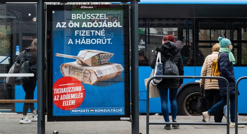 Egy nagypapa megpróbálta leszedetni az általános iskola bejáratával szemben lévő háborús plakátot, de nem volt benne köszönet