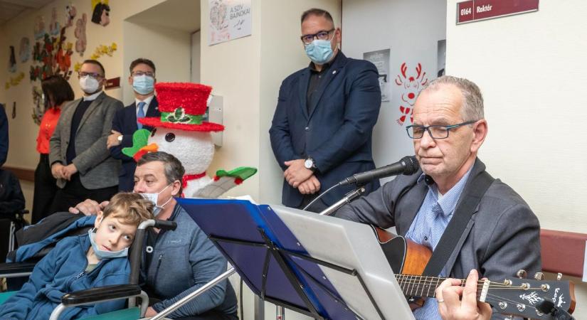 Varázslatos karácsonyi műsorral ajándékozták meg a kórház apróságait (galéria, videó)