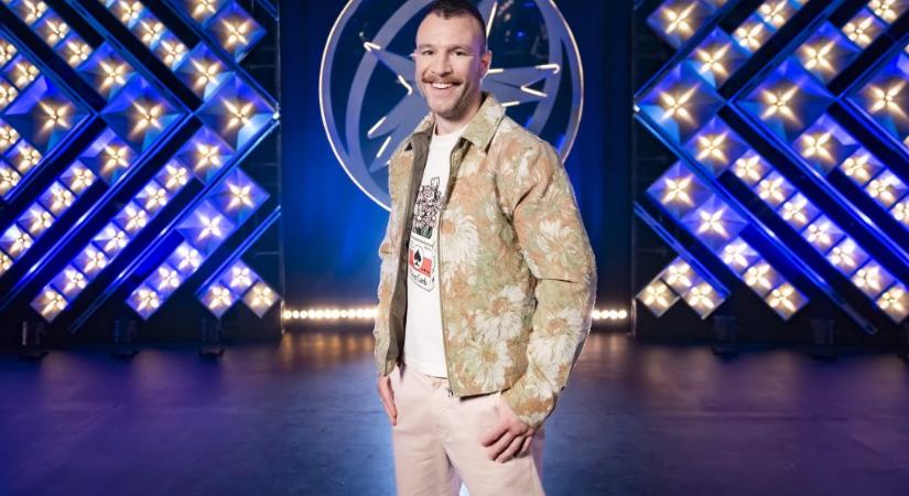 Molnár Áron végül három autót is kisorsolt a gyermekvédelmi rendszer áldozatai között