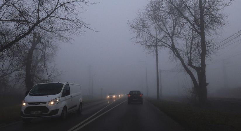 Ónos szitálás, köd, szürkeség: felköthetik a gatyájukat az autósok pénteken is