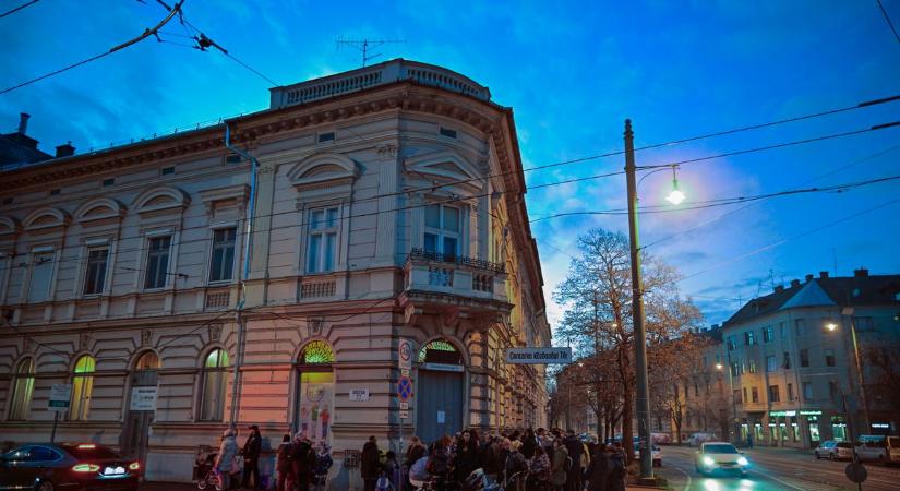 Több száz rászoruló család kapott élelmiszert és játékot a Mátrix Alapítvány karácsonyi adományosztásán