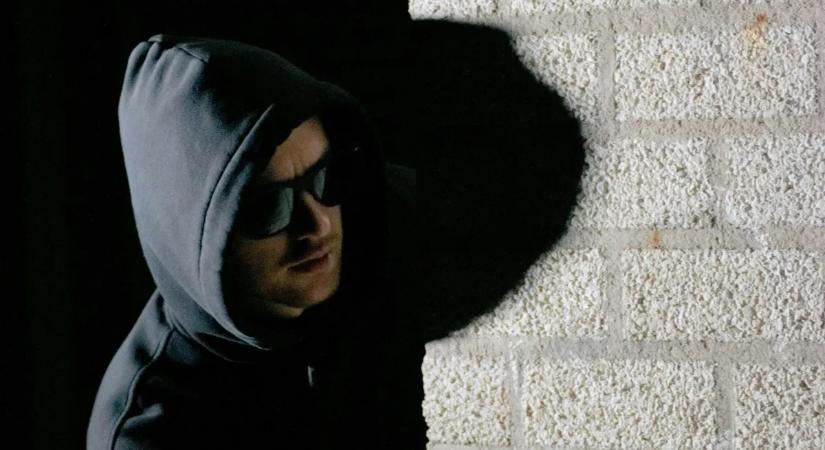 Ásóval üldözte el a boltjából a rablót a bátor tulajdonos - Videó