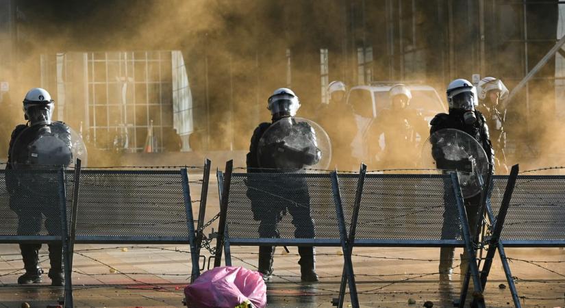 Vízágyúval és könnygázzal oszlattak a rendőrök brüsszeli gazdatüntetésen, ahol a demonstrálók gumiabroncsokat égettek és kukákat gyújtottak fel - videó