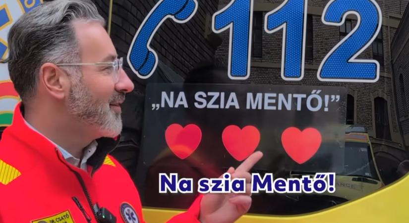 Mentőautókra került az év legikonikusabb mondata