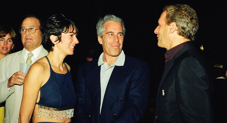 Újabb fotók kerültek elő Epstein hagyatékából, női testrészekre írt Lolita-idézetek is szerepelnek a képeken