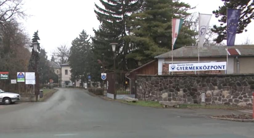 A nevelő ügyvédje szerint a gyermekotthonban földön fekvő fiút nem fojtogatták, hanem nyugtatták