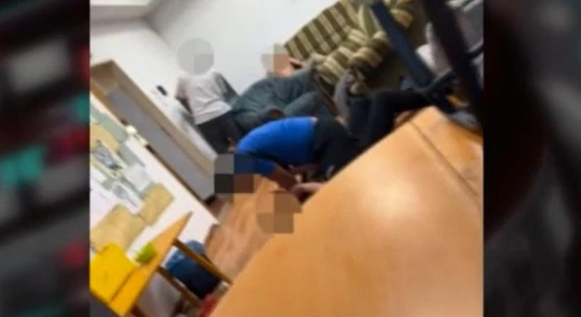 A fóti gyermekotthonban fojtogatással vádolt felügyelő ügyvédje azt állítja, a férfi valójában lefogni és nyugtatni próbálta a fiatalt