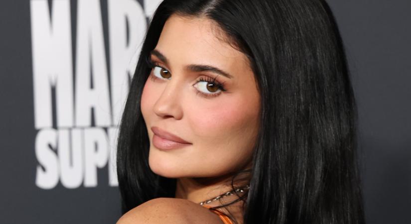 Kylie Jenner merész, pinkszínű tollruhájáról beszél most mindenki – egyszerűen mesés
