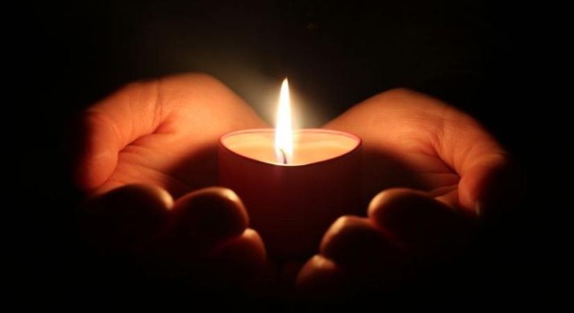 Tragédia: repülőgép-balesetben meghalt a családjával az ismert autóversenyző